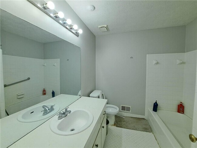Building Photo - 844 Chandler Dr SW