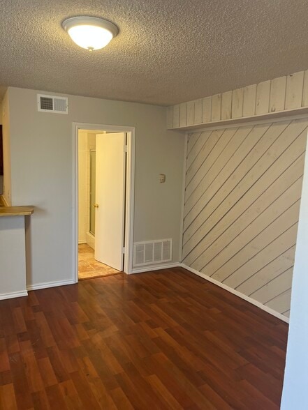 Building Photo - 9809 Walnut St