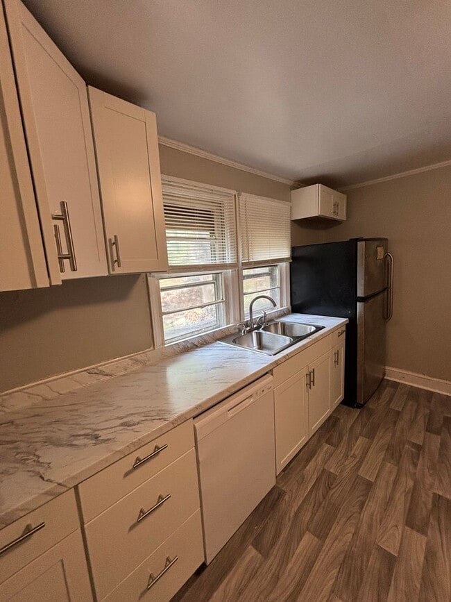 Building Photo - Spacious 2 Bed House - Waiting for you to Call HOME! DEPOSIT-FREE Renting option thru OBLIGO! Dep...