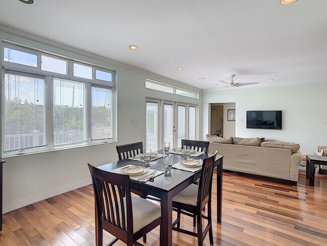 Building Photo - 631 Tahiti Ct