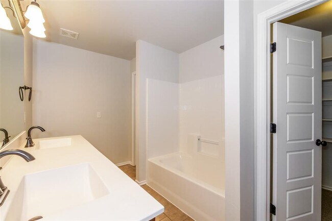 Building Photo - 1338 Selborne Pl