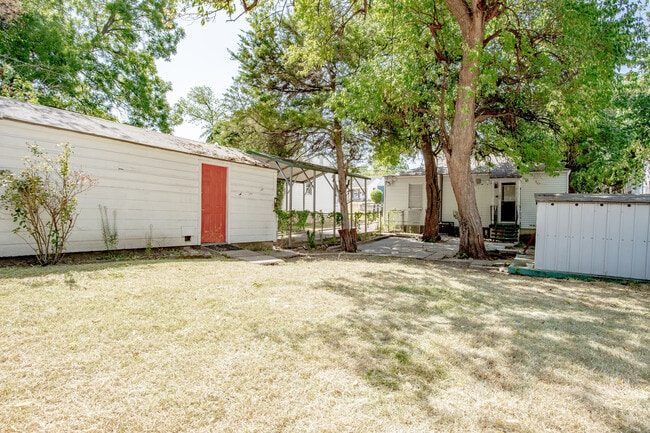 Building Photo - 3323 W Clarendon Dr