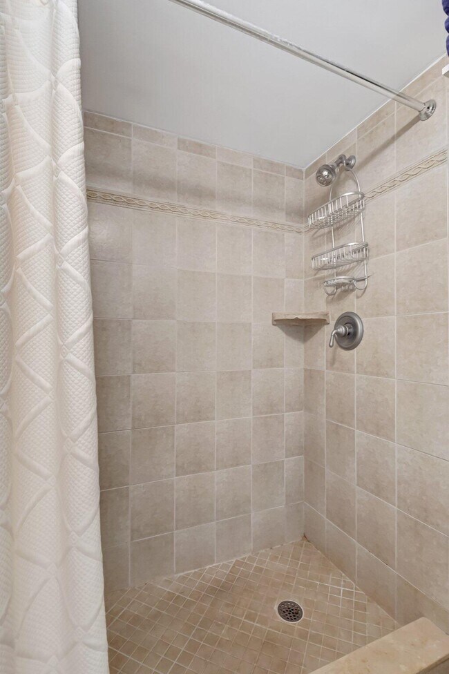 Building Photo - 950 Lavers Cir