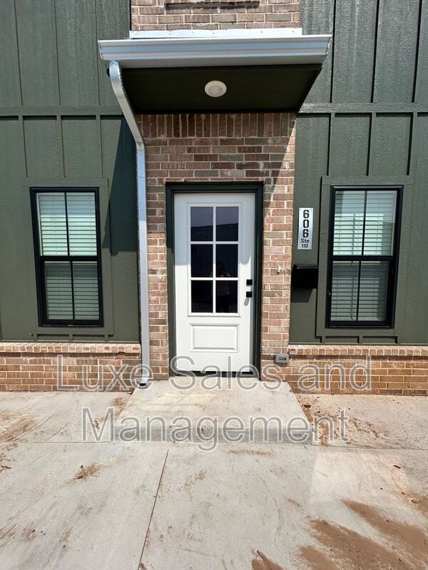 Building Photo - 606 W 2nd St