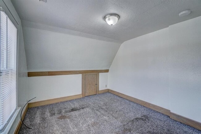 Building Photo - 404 Chautauqua Ave