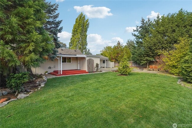 Building Photo - Amazing 3 br rambler w/ garage on LARGE fenced lot!