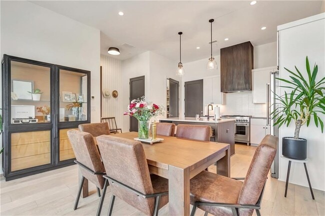 Building Photo - 580 Heatherden Ave