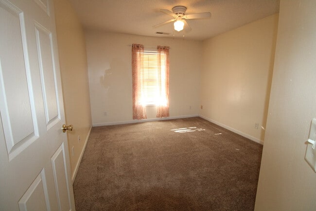 Building Photo - 305 Trillium Ln