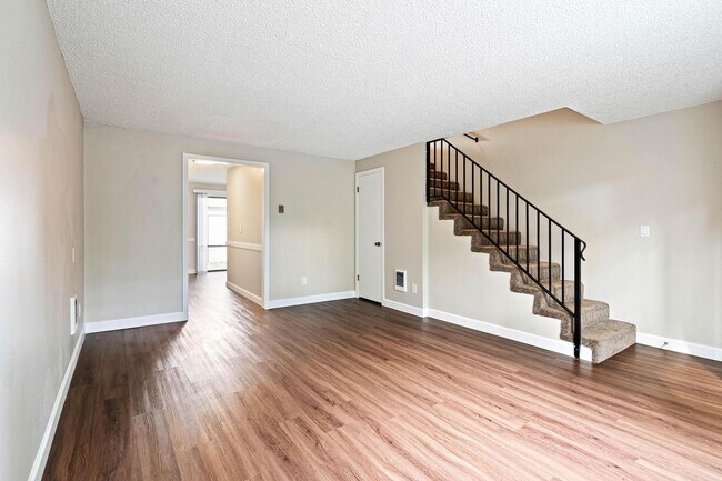 Building Photo - Clean, welcoming 2-bdrm/1.5 bath unit in Milwaukie. Private patio, quiet location, designated par...