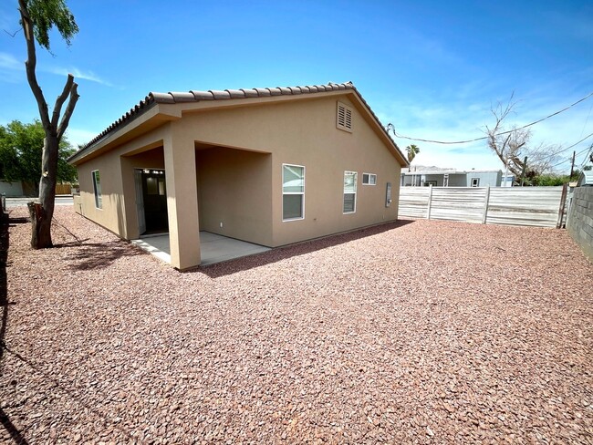 Building Photo - Stunning 3 Bedroom Home Near Colorado Rive...