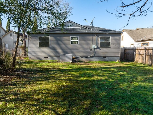 Building Photo - Freshly Renovated 2 Bedroom Home