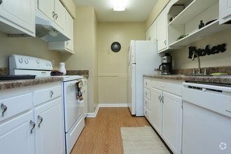 Interior Photo - Midtown Oaks