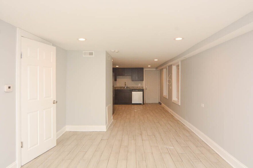 Building Photo - 2970 N Ridgeway Ave