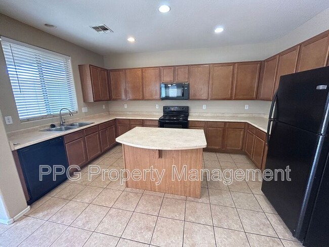 Building Photo - 17931 W Sunnyslope Ln