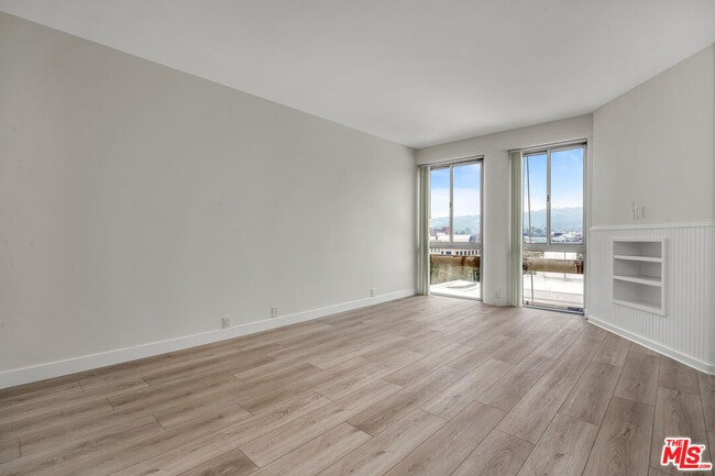 Building Photo - 320 N Maple Dr