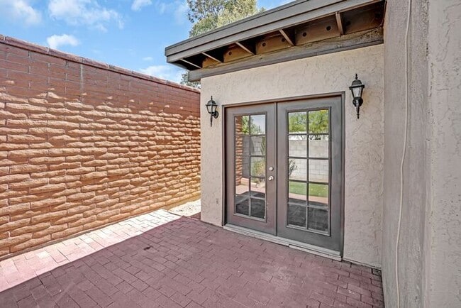 Building Photo - Vaulted Elegance in Old Spanish Trail