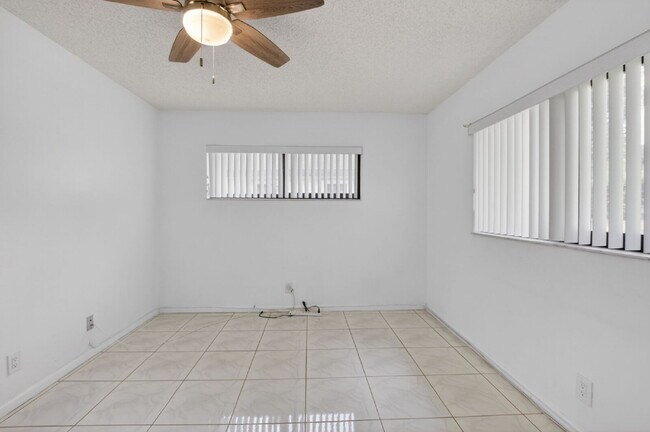 Building Photo - "Spacious 2-Bed, 2-Bath Boynton Beach Gem with Modern Granite Elegance – 1400 Sq Ft!"