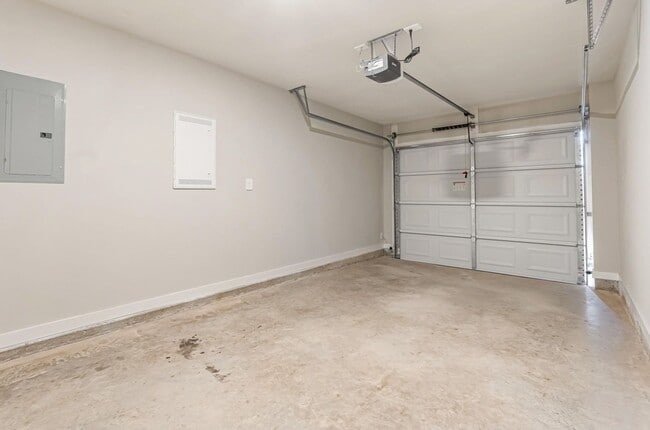 Building Photo - Available JUNE 15TH: Stylish & Spacious Home Perfect for Families