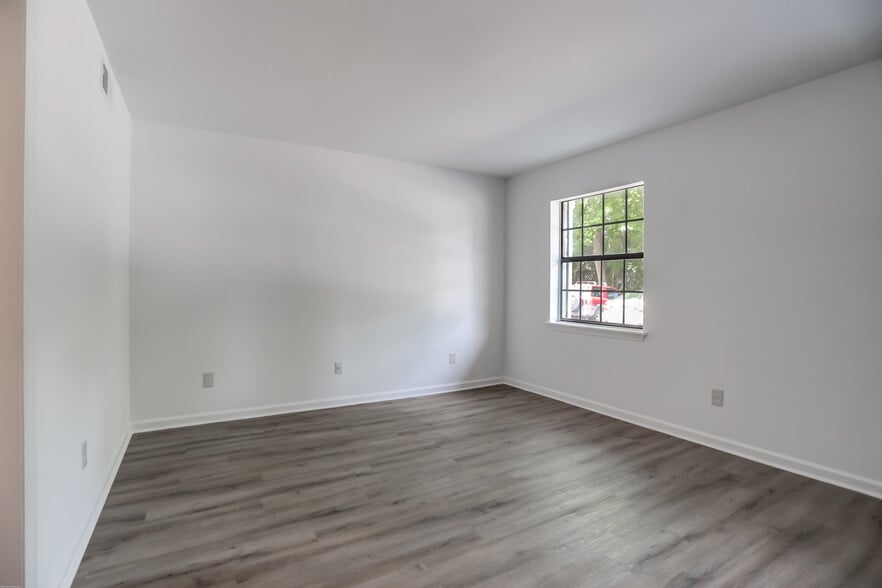 Building Photo - 1618 Poinsettia Rd