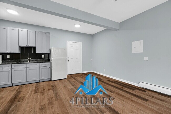 Building Photo - "Charming 2-Bedroom Haven in East Chicago - Spacious 750 Sq Ft Gem!"