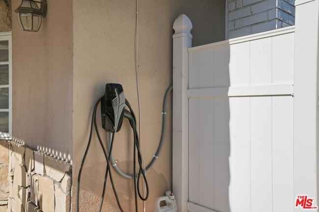 Building Photo - 6646 Franrivers Ave