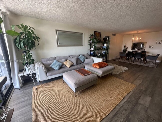 Building Photo - 2625 Collins Ave