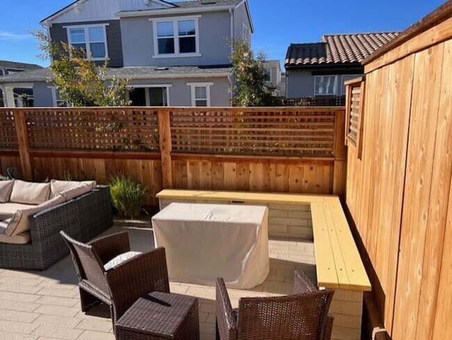 Building Photo - Stunning 3bed 2.5 Bath single family home in Avila Ranch Community