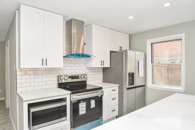 Building Photo - 5850 Duxbury St