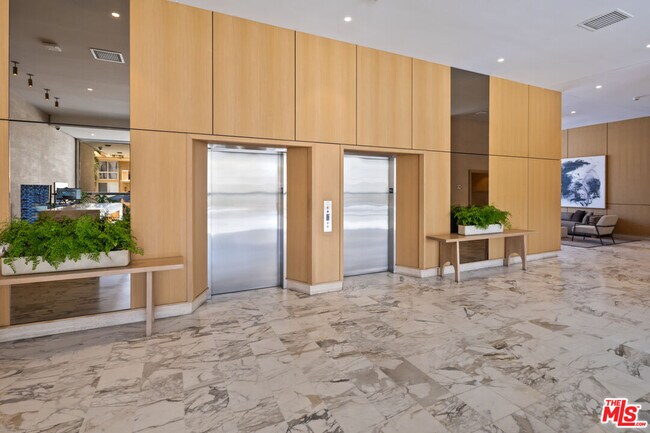 Building Photo - 999 N Doheny Dr