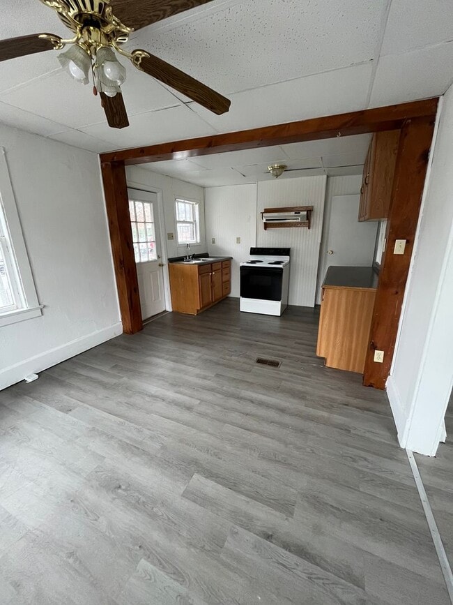 Building Photo - Two Bedroom Townhouse