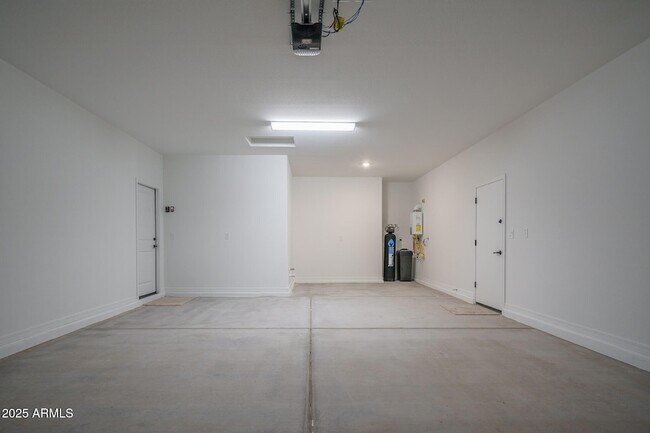 Building Photo - 20607 W Rancho Dr