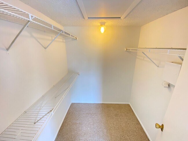 Building Photo - 12948 Broakfield Cir