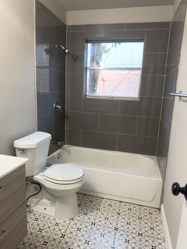 Building Photo - 420 Glenwood Terrace