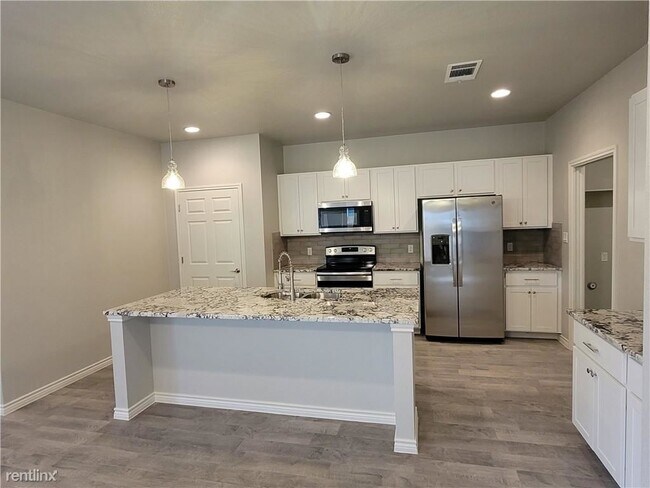 Building Photo - 3 br, 2 bath Duplex - 615 County Road 306 A A