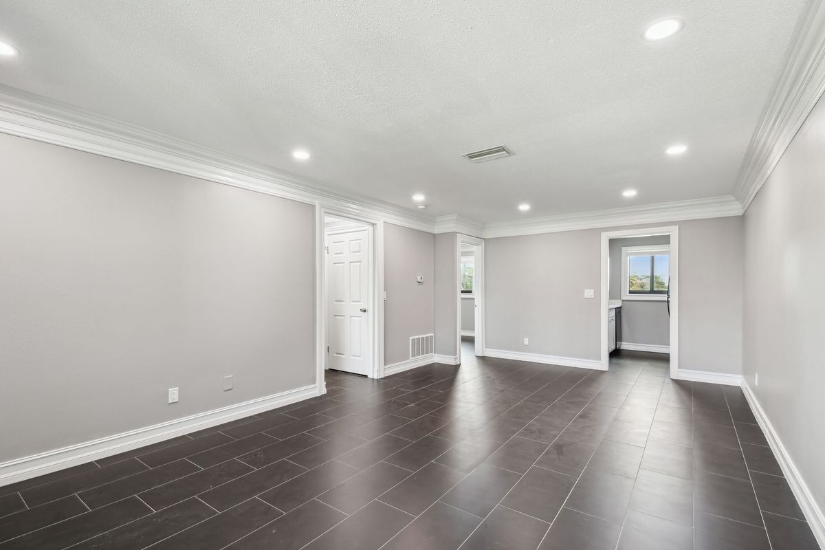 Building Photo - 2942 W Bay Dr