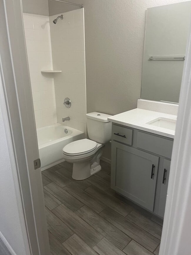 Building Photo - Beautiful Like New 4 Bedroom 3 Bathroom ho...
