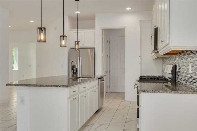 Building Photo - 7222 Paradiso Dr