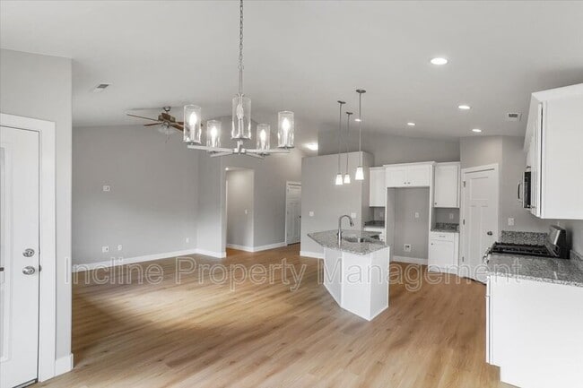 Building Photo - 2261 Tonaquint Dr