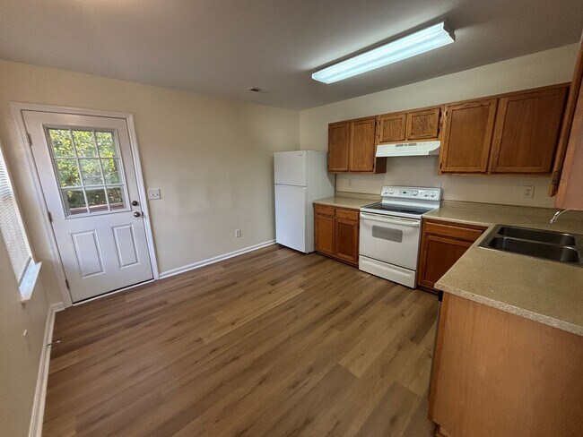 Building Photo - 3 Bed 3 Bath Garage Apartment Home