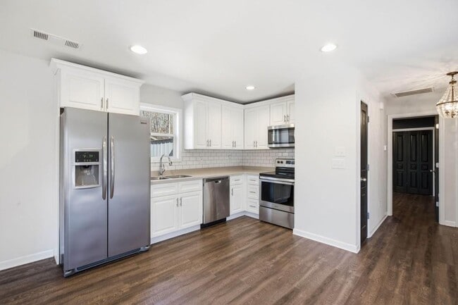 Building Photo - 7621 Maple Pl