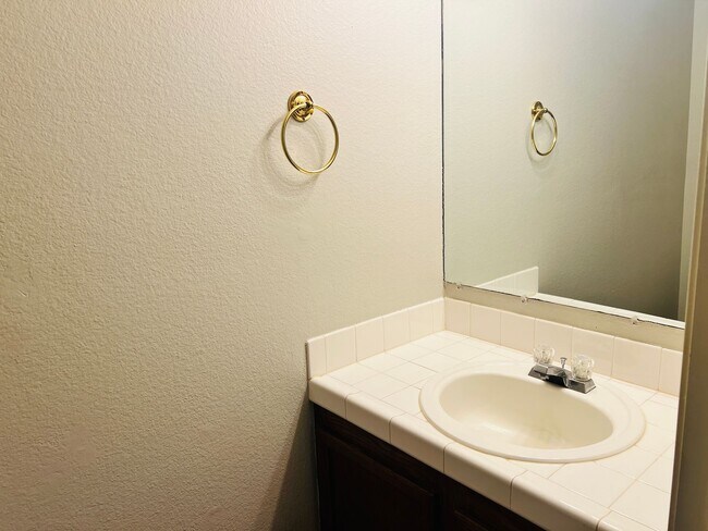 Building Photo - *$1,000 off second full month of rent!* Wonderful Wilsonville Townhouse