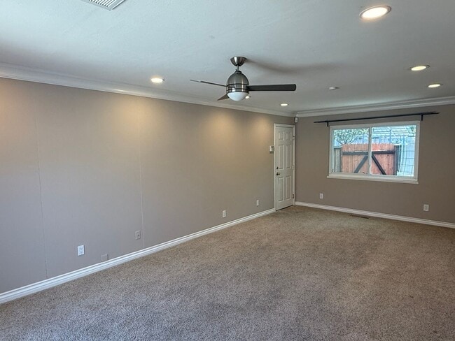 Building Photo - 1694 Lyle Dr