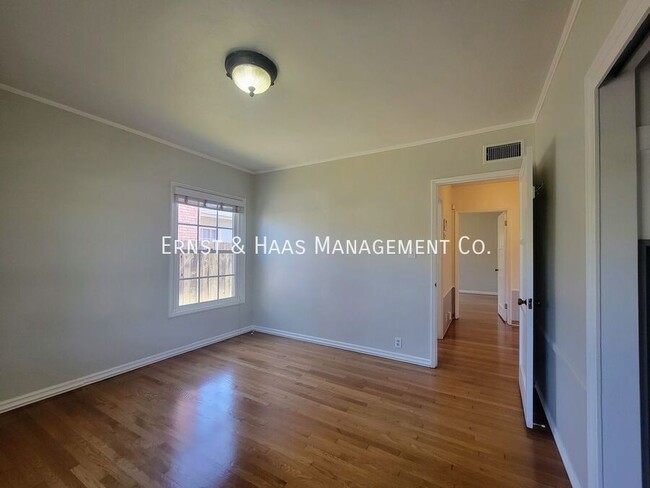 Building Photo - Beautiful Bixby Knolls 2 Bedroom Home with...