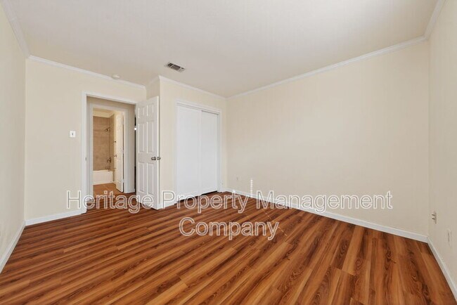 Building Photo - 609 Oak Park Dr