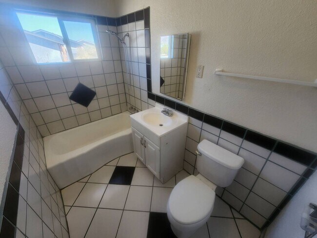 Building Photo - 74414 Cottonwood Dr