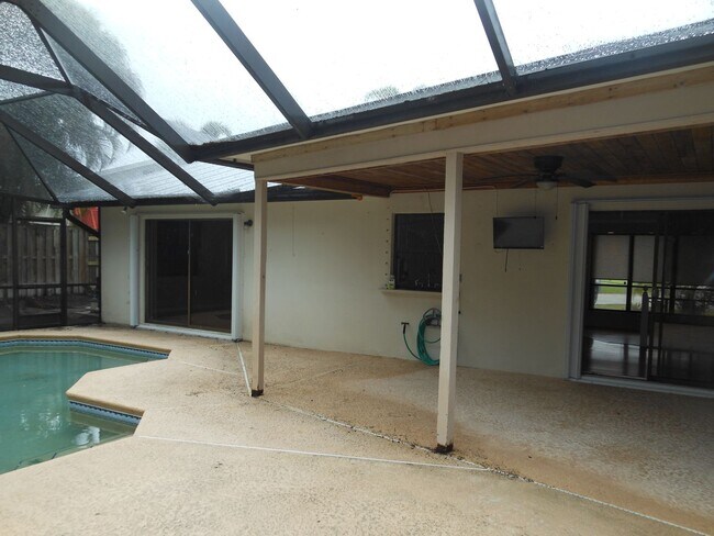 Building Photo - CHARMING 2 BEDROOM POOL HOME IN THE HEART OF JENSEN BEACH