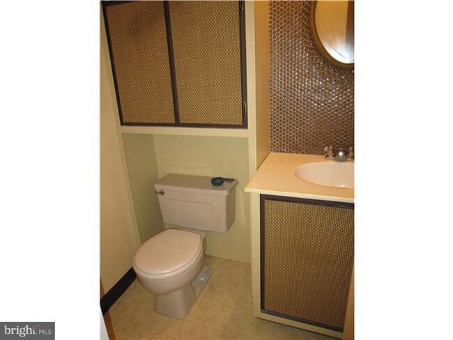 Building Photo - 2 bedroom townhouse for rent