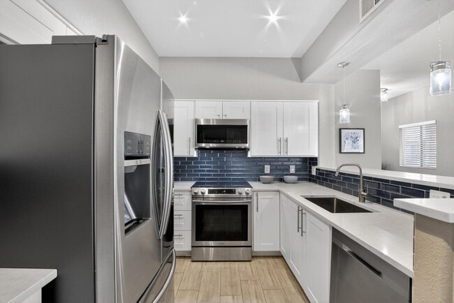 Building Photo - 7401 W Arrowhead Clubhouse Dr