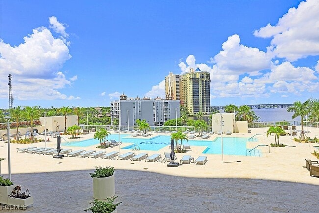 Building Photo - 3000 Oasis Grand Blvd