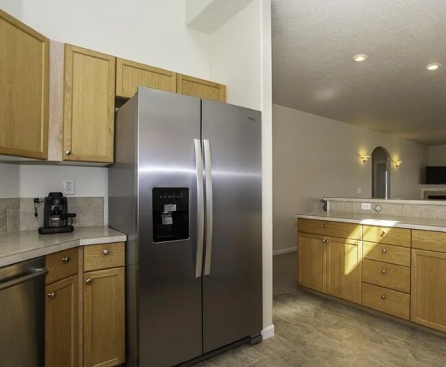 Building Photo - Exceptionally maintained Single level 3 bedroom home available soon!